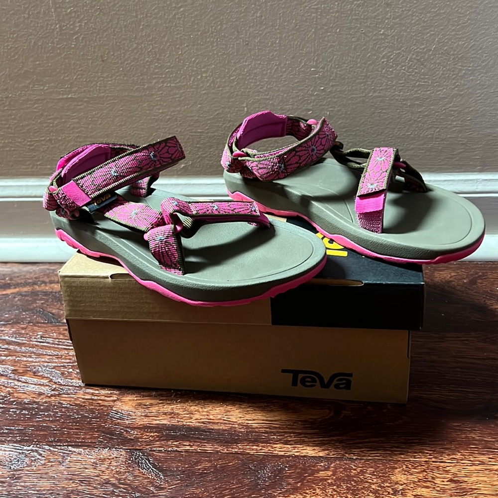 2 Teva Hurricane XLT